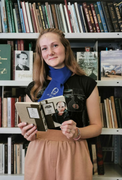 Шарф с портретом Николая Рубцова получат участники уличного молодежного челленджа 